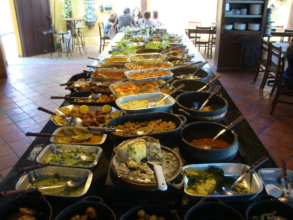 Buffet farto de comida mineira servido no Restaurante Joá Villa Real em Lagoa Santa